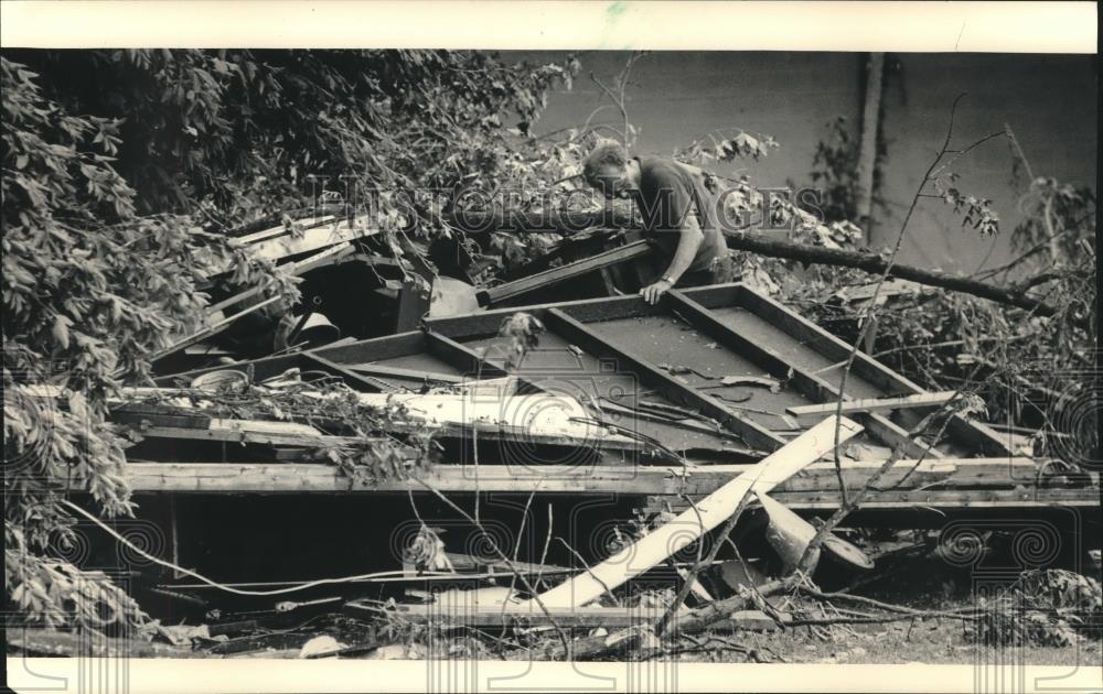 1987 Press Photo A garage on Sussex St. in Pewaukee was leveled by a tornado - Historic Images