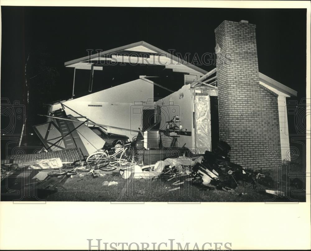 1987 Press Photo Home damaged in Waukesha County, Wisconsin storm. - mjc09968 - Historic Images