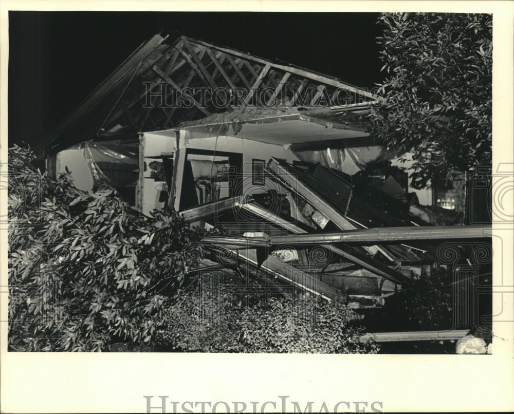 1987 Press Photo Tornado damaged Lochtyn Ridge Rd. home near Wales, Wisconsin - Historic Images