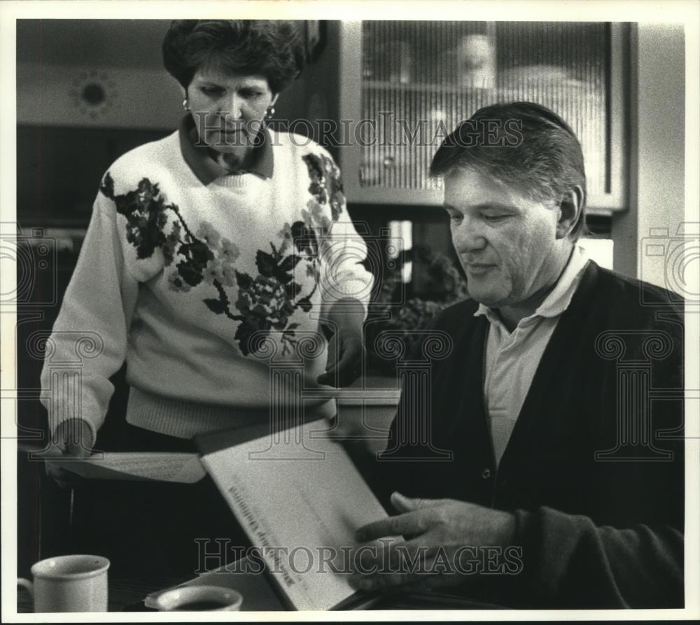 1990 Press Photo Dallas and Linda Strom organize marriage seminars at prisons - Historic Images