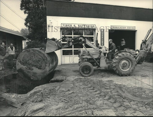 1984 Press Photo Locating benzene leak at Richardson's Automotive in Theinsville - Historic Images