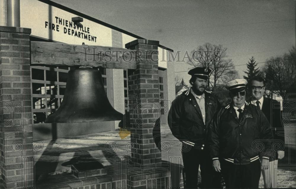 1984 Press Photo Theinsville, Wisconsin officials pose with memorial fire bell - Historic Images