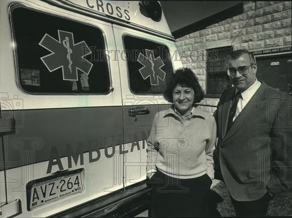 1988 Press Photo Don and Jeanette Tilghman with their ambulance in Milwaukee, WI - Historic Images