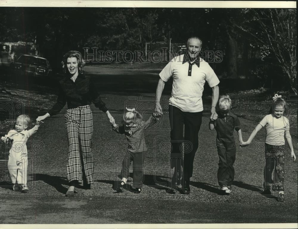 1979 Press Photo Senator Strom Thurmond of South Carolina with family on a walk - Historic Images