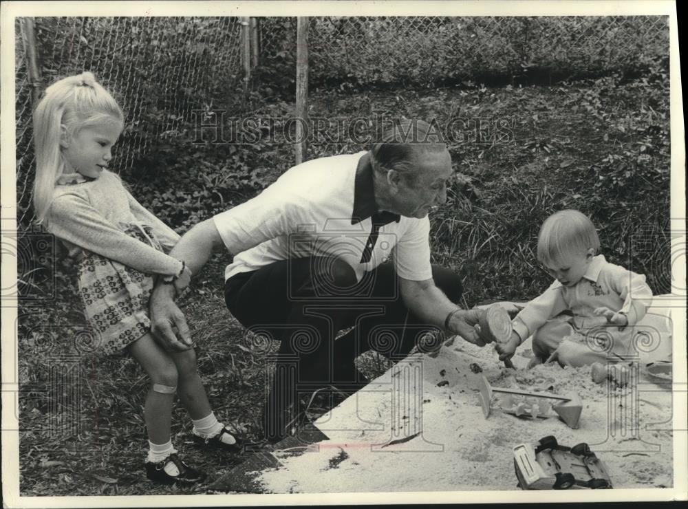 1978 Press Photo Senator Strom Thurmond of South Carolina playing with children - Historic Images