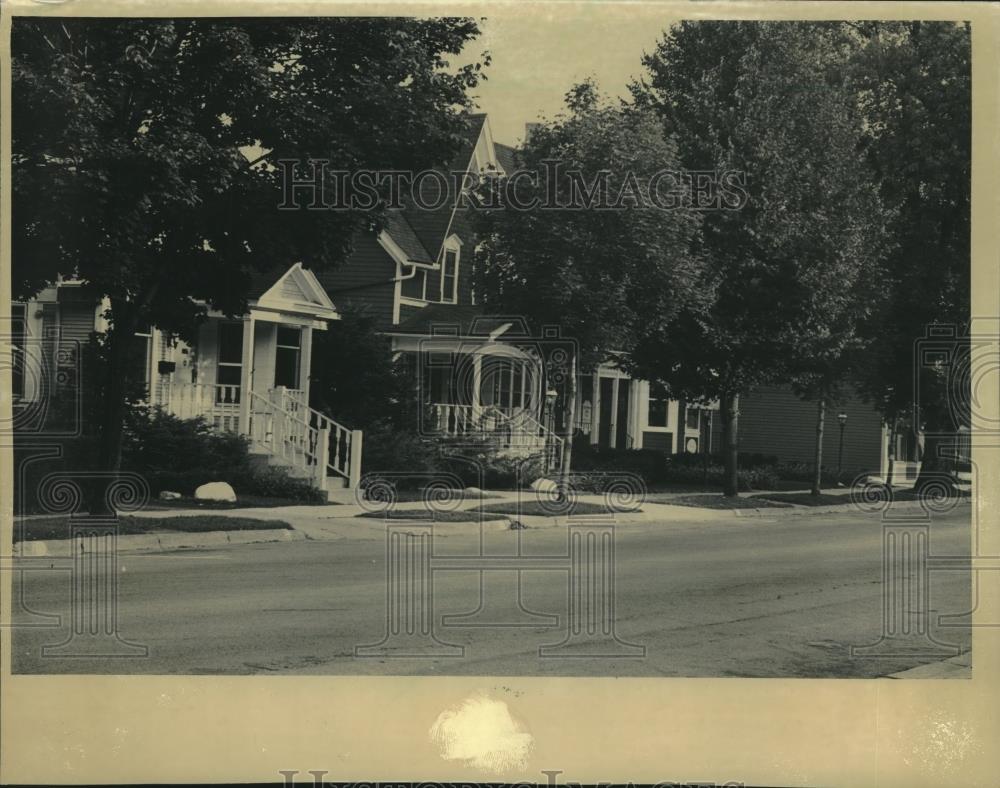 1982 Press Photo Street view of Green Bay Avenue in downtown Thiensville, WI - Historic Images