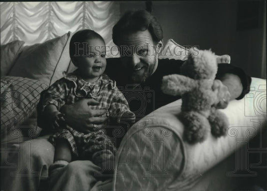 1995 Press Photo Actor Jim Tasse with his daughter Jennifer - mjc10085 - Historic Images