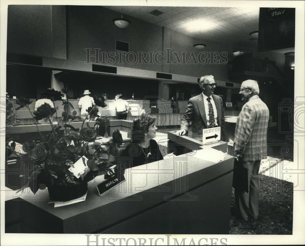 1991 Press Photo Waukesha State Bank President Don Taylor greets a customer - Historic Images