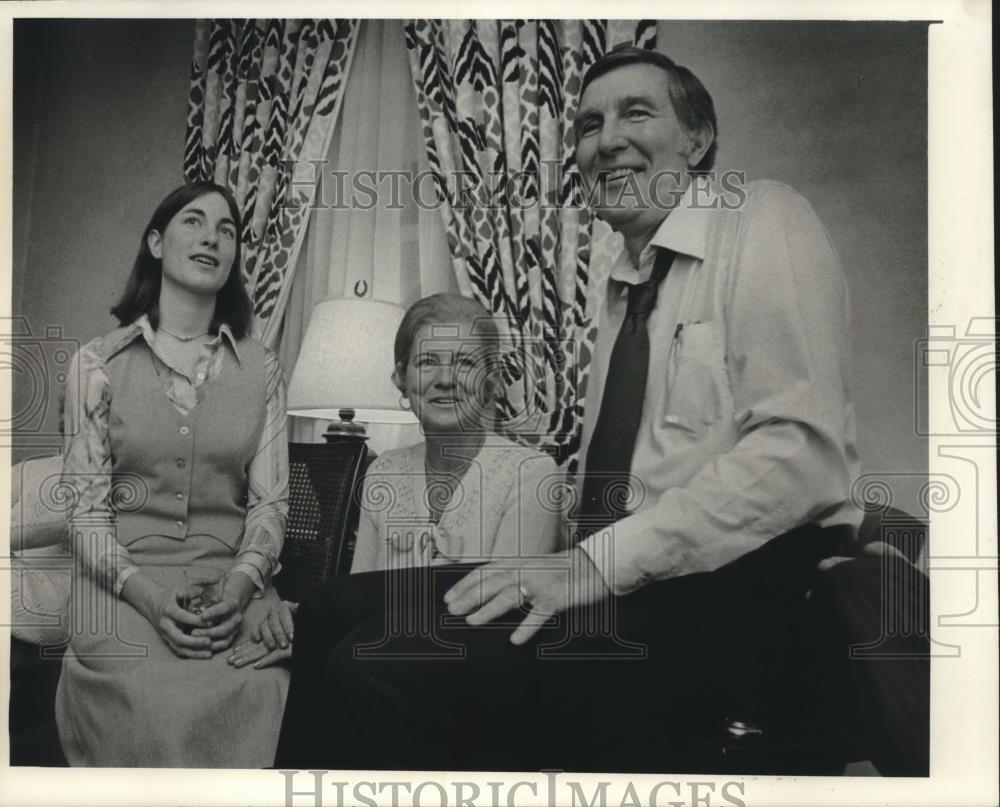 1976 Press Photo Morris Udall, with wife and daughter at the Pfister Hotel - Historic Images