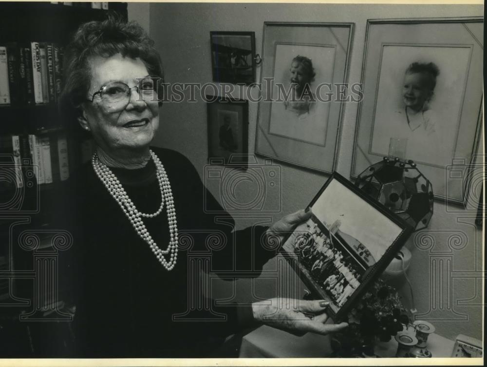 1991 Press Photo Theasa Tuohy in her Oklahoma City home holding photograph - Historic Images