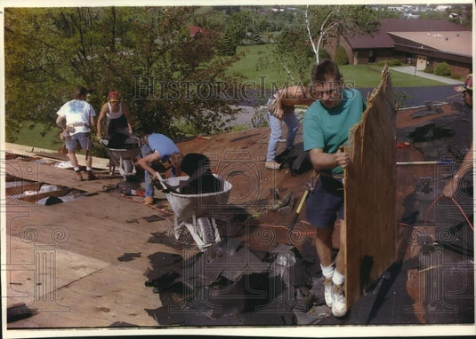 1993 Press Photo Ripon, Wisconsin-Roofers work on Butzin Marchant Funeral Home - Historic Images