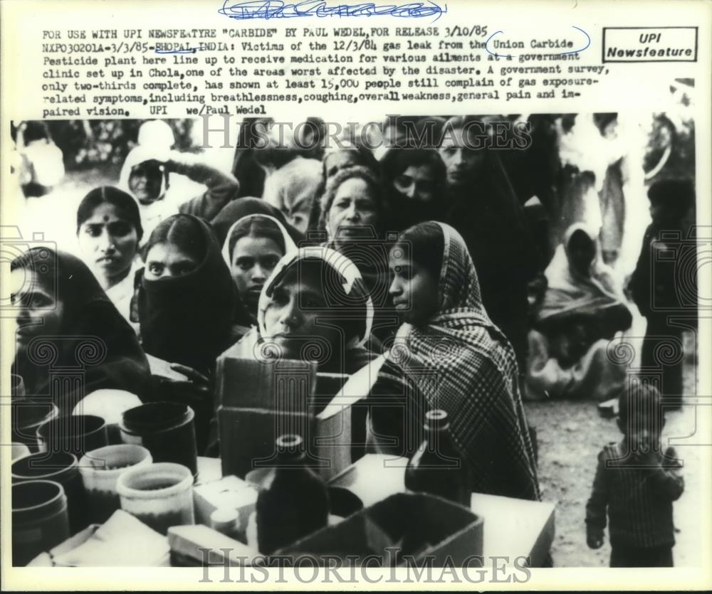 1985 Press Photo Victims of gas leak line up to receive medication in India - Historic Images