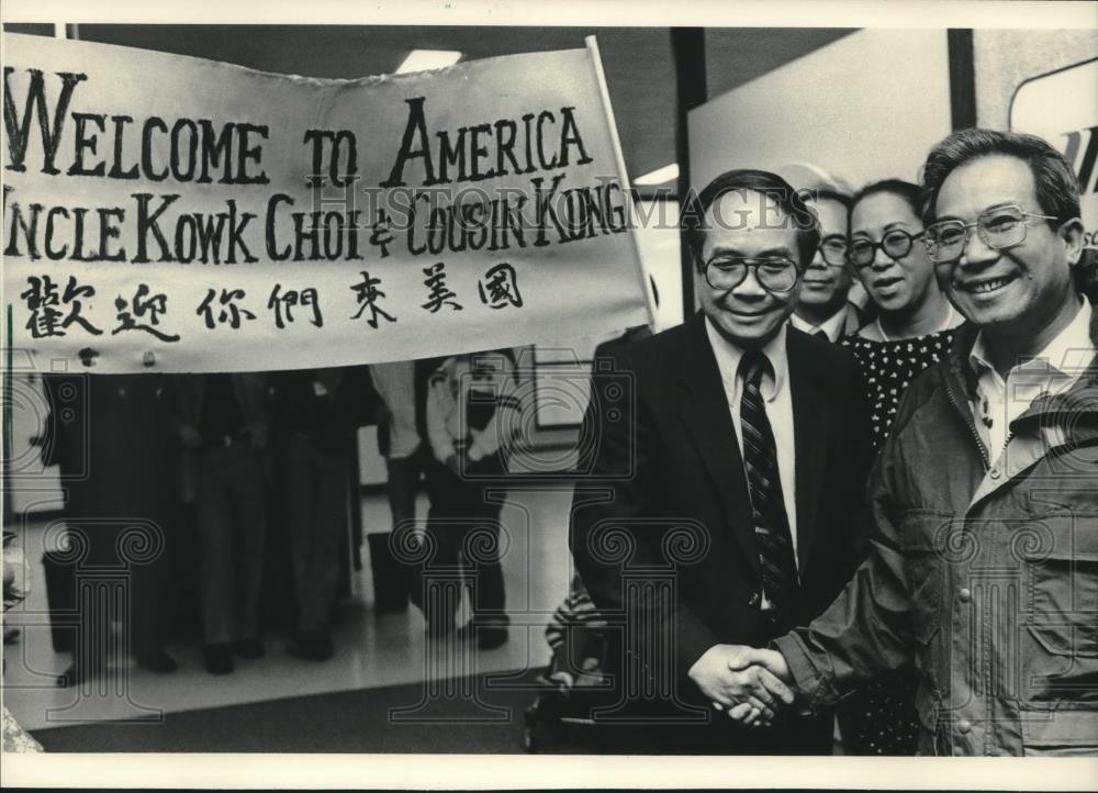 1983 Press Photo Kowk Choi Moy greeted by his family in America in Milwaukee - Historic Images