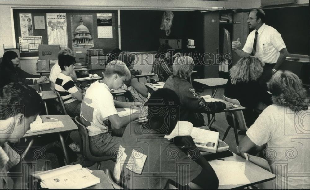 1986 Press Photo Gerald Wesolowski teaches an American government class - Historic Images