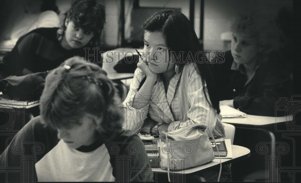 1986 Press Photo Reporter Vivian Toy visits her old St. Francis High School - Historic Images