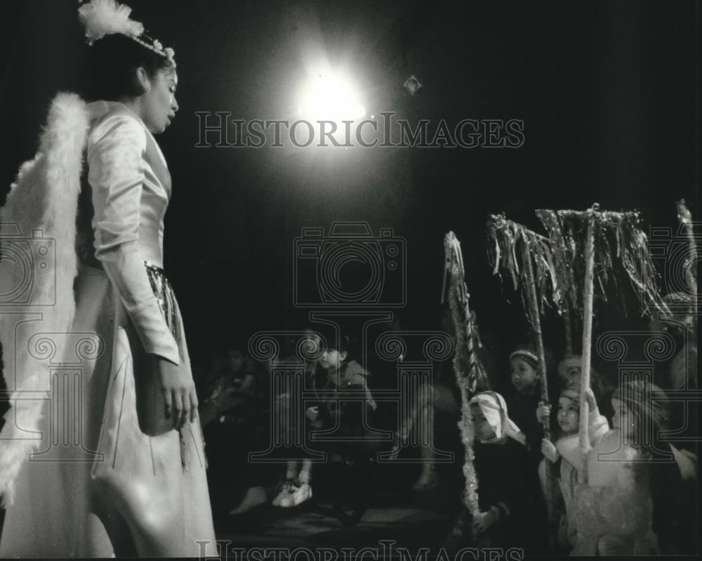 1995 Press Photo Valerie Delgado plays an angel in a community center pageant - Historic Images