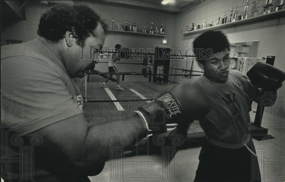 1991 Press Photo Boxing-Coach Nelson Hernandez adjusts Hector Colon&#39;s glove - Historic Images