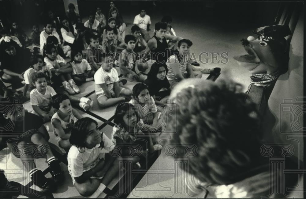 1990 Press Photo Group of children watch puppet show at United Community Center - Historic Images