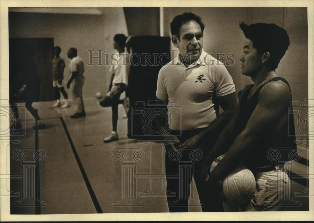 1989 Press Photo Cesar Pabon with Sing Lo at United Community Center - mjc10153 - Historic Images