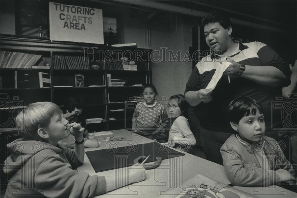 1985 Press Photo Nick Menting gets homework help from David Otero at UCC - Historic Images