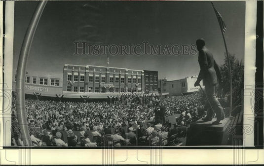 1976 Press Photo President Ford speaks at unveiling of Harry Truman statue - Historic Images