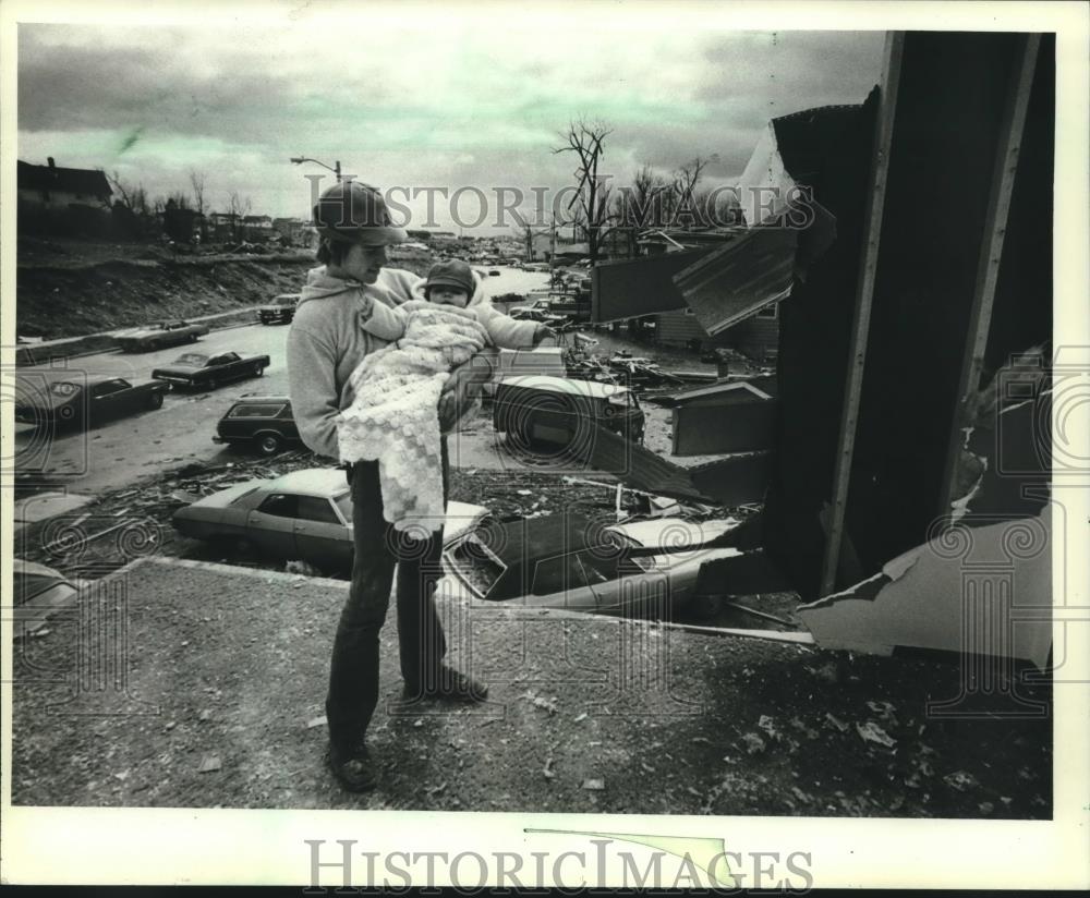 1991 Press Photo John Rickert holds Thomas Clark after tornado, West Bend, WI - Historic Images