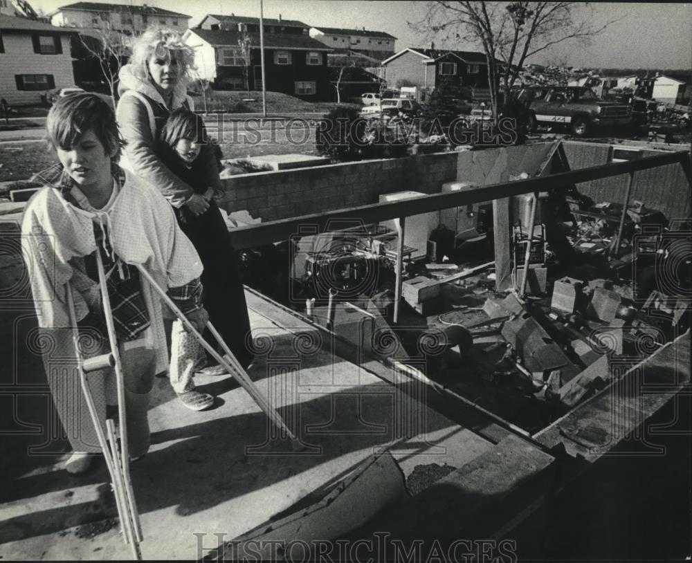 1981 Press Photo Steven and Karla Urbanisk, Carol Cook tornado in West Bend WI - Historic Images