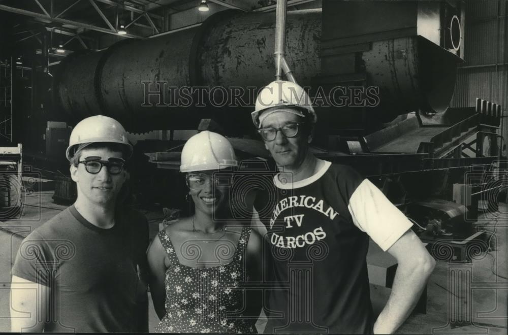 1984 Press Photo Visitors return to Waukesha&#39;s International Harvester Co Plant - Historic Images