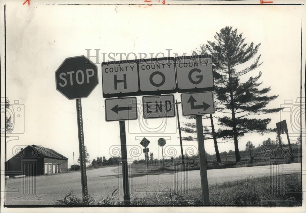 1988 Press Photo Signs near Neillsville show direction of county roads - Historic Images