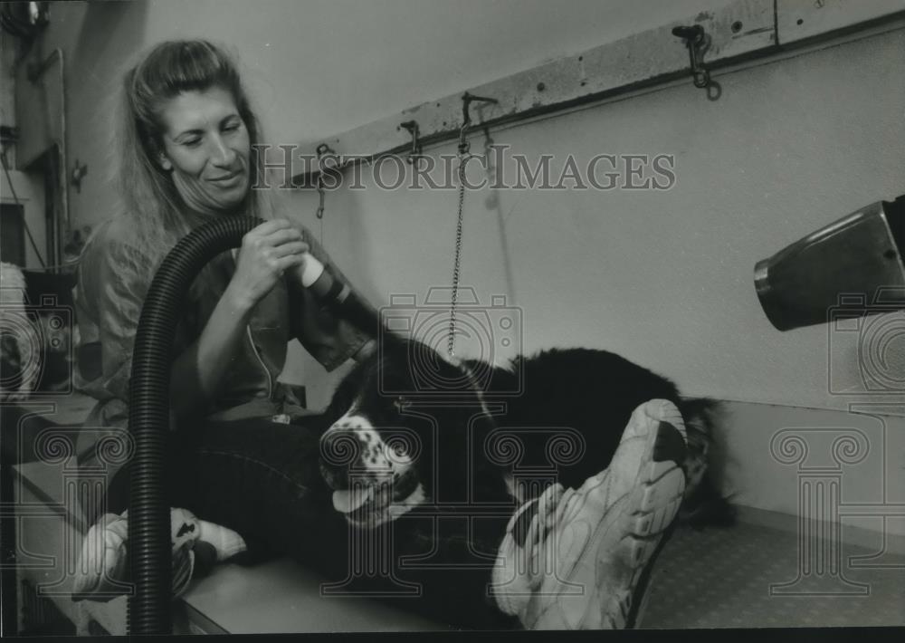 1994 Press Photo A dog is dried by Christine Gnewuch at Trim Time in Glendale - Historic Images