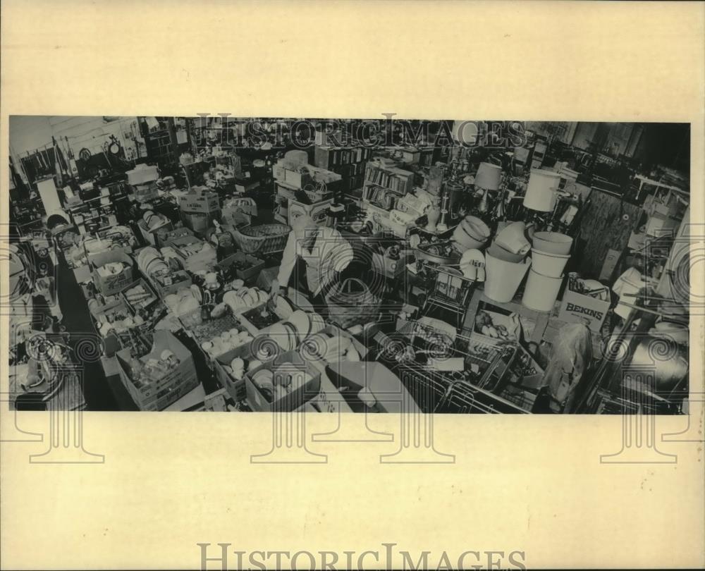 1984 Press Photo Hugh Conway searched through boxes in Triangle Mall, Elroy - Historic Images