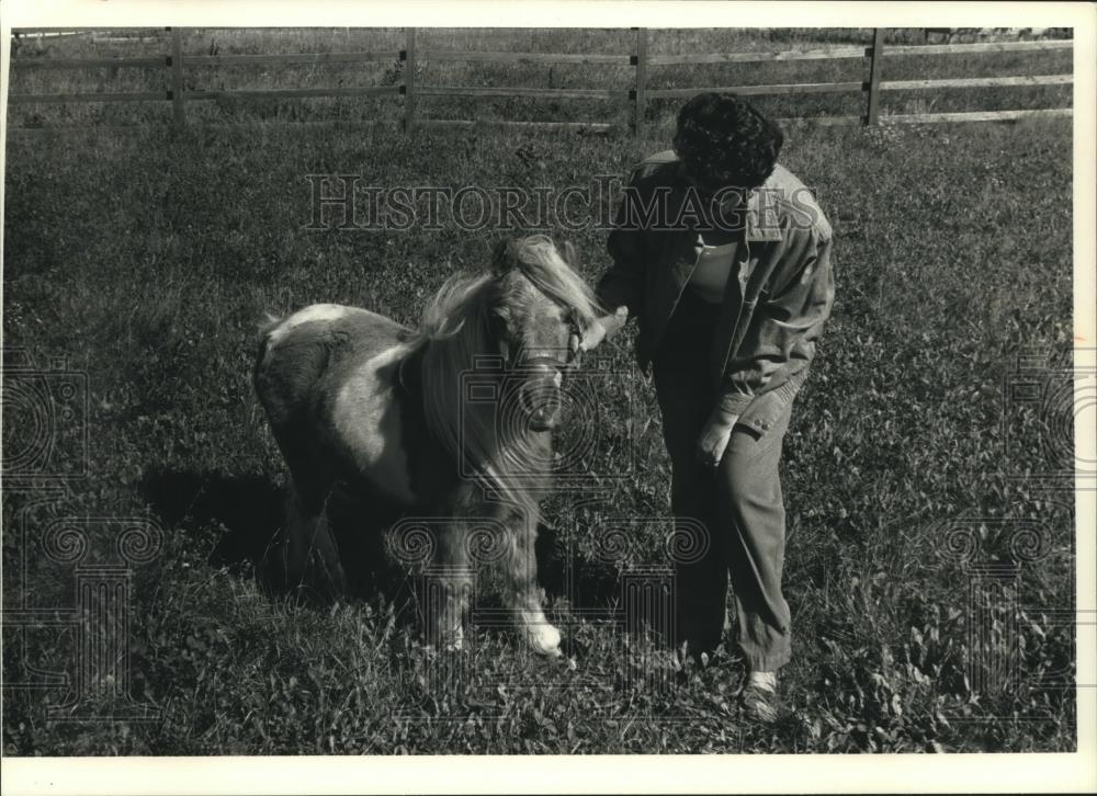 1991 Press Photo Julie Owens, former miniature-horse breeder in Town of Waukesha - Historic Images