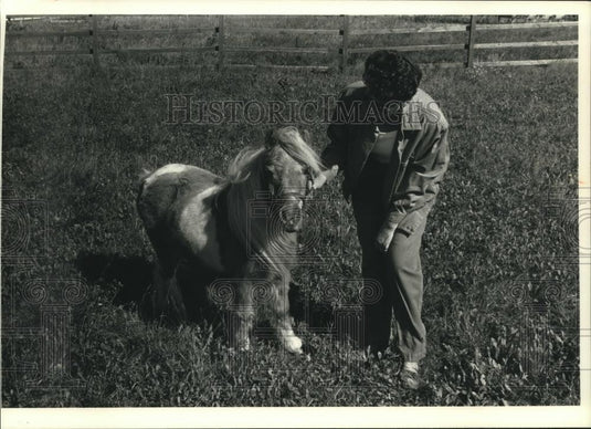 1991 Press Photo Julie Owens, former miniature-horse breeder in Town of Waukesha - Historic Images