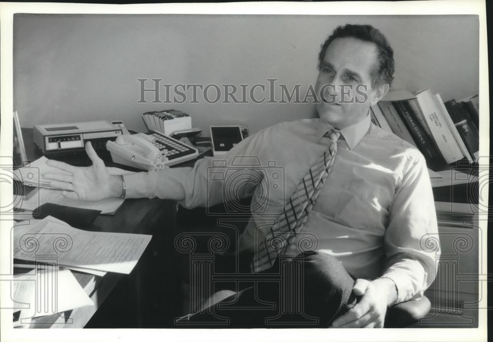 1990 Press Photo Frank M. Tuerkheimer, at desk, University of Wisconsin - Historic Images