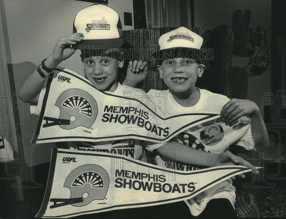 1985 Press Photo Nathan & Nolan Lovas, twins, Memphis Showboats hats, pendants - Historic Images