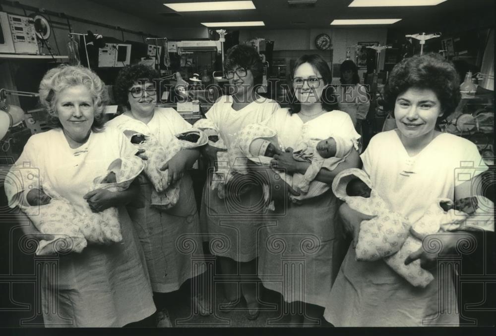 1983 Press Photo Milwaukee County General neonatal nurses holding sets of twins - Historic Images