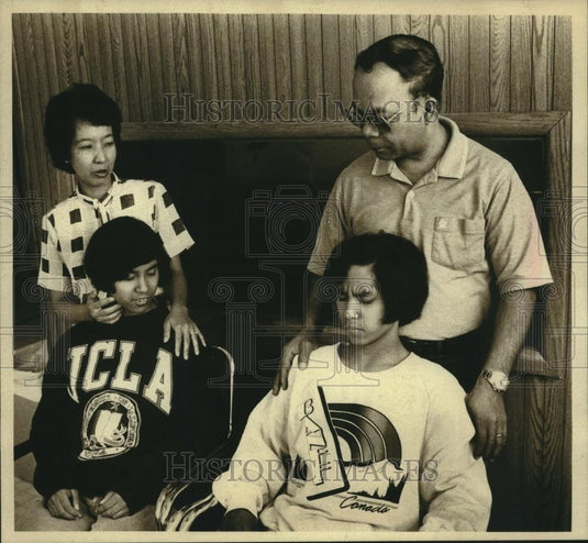 1989 Press Photo Magini twins, Rebby and Jenny spend weekend with parents - Historic Images