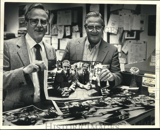 1991 Press Photo Twins Jerry and Jim Kellen hold picture of themselves - Historic Images