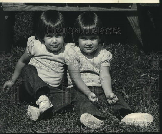 1983 Press Photo Twins Kerry and Amy Warzyn win girls' look-alike contest - Historic Images