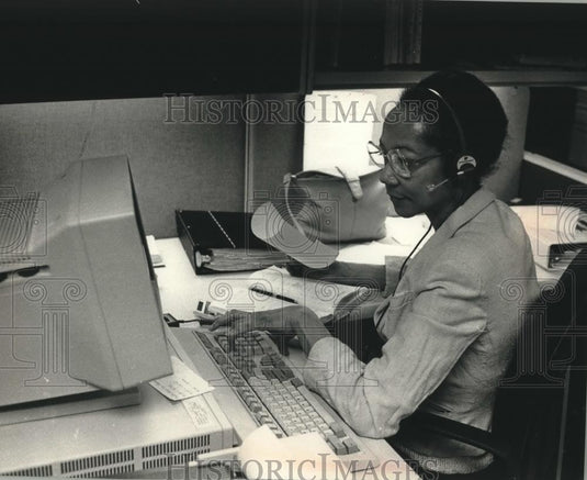 1989 Press Photo IRS employee Alma Valentine answers tax questions in Milwaukee - Historic Images
