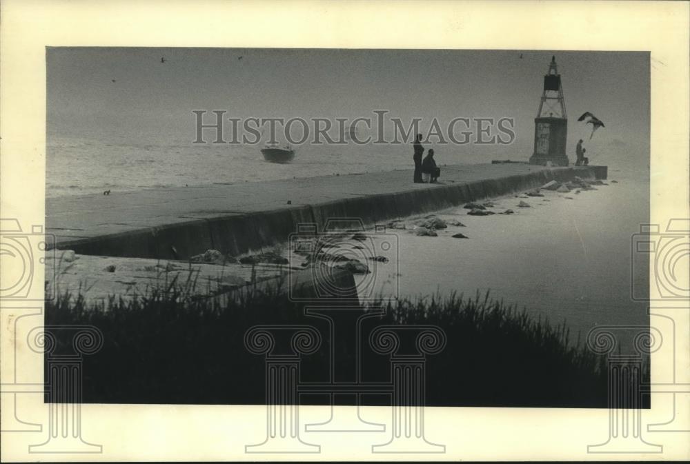 1985 Press Photo Fishermen on Two Rivers Jetty on Lake Michigan in Wisconsin - Historic Images