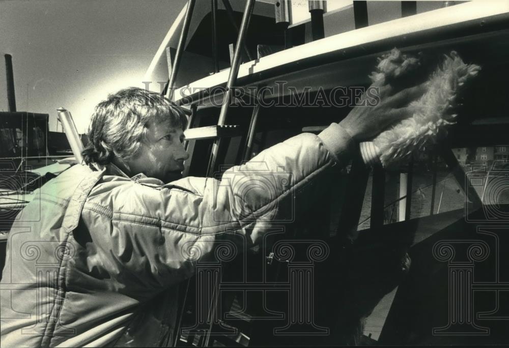 1988 Press Photo Hansen polished his fishing boat in Two Rivers, Wisconsin - Historic Images