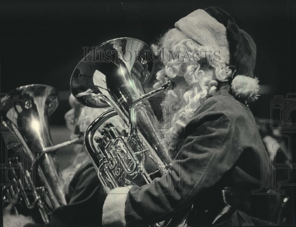 1986 Press Photo Tuba player dressed as Santa at Tuba Christmas - mjc10397 - Historic Images