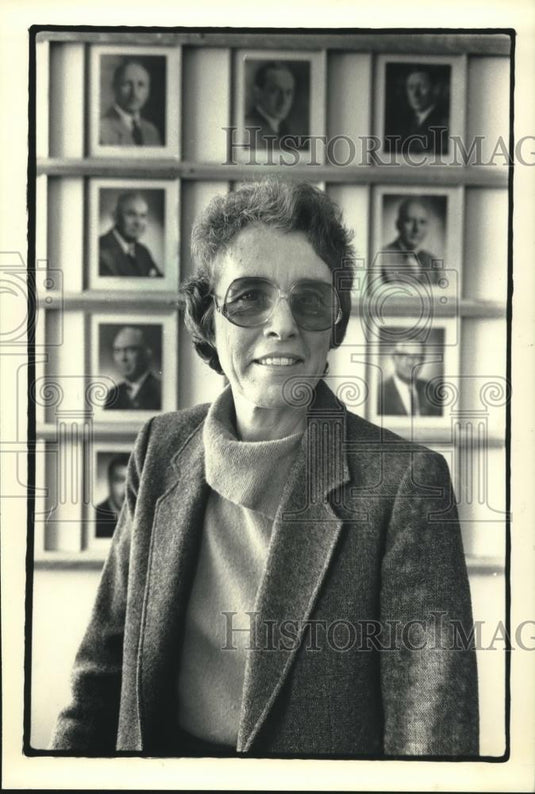 1988 Press Photo Jean Tyler near past presidents Public Policy Forums Milwaukee - Historic Images