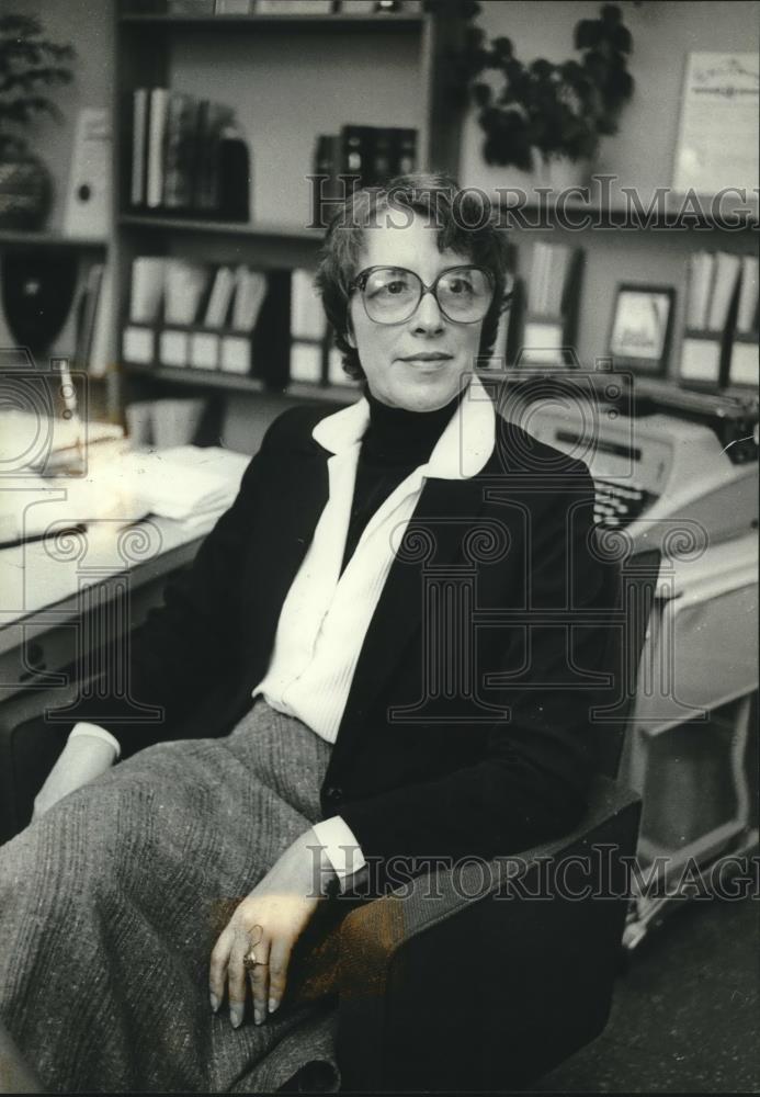 1980 Press Photo Jean Tyler Director Legislative Reference Bureau at City Hall - Historic Images