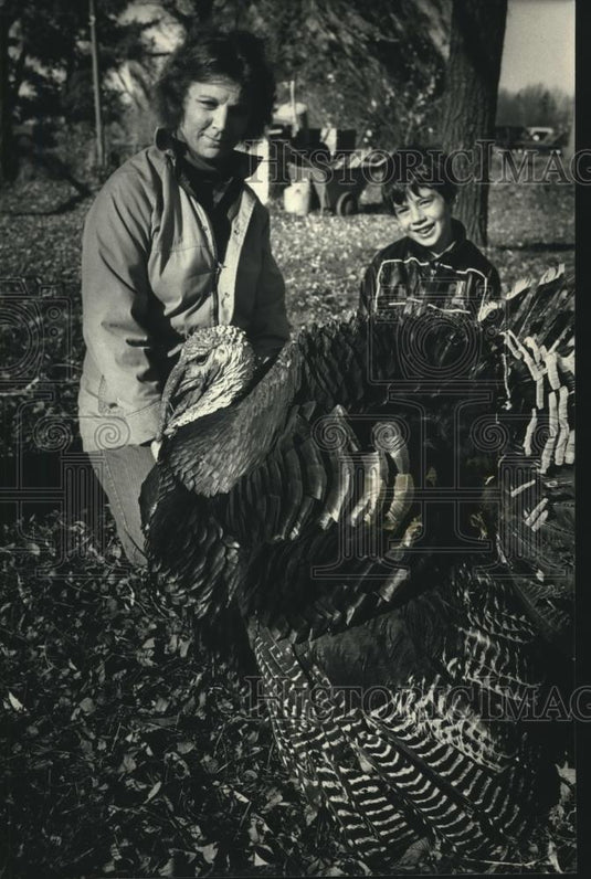 1987 Press Photo Michael & Mary Taylor with their lucky turkey Mr. T, Wisconsin - Historic Images