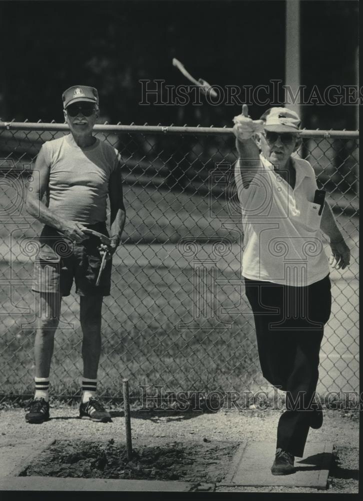 1985 Press Photo Al McGowan threw horseshoes with Herman Pint in Washington Park - Historic Images