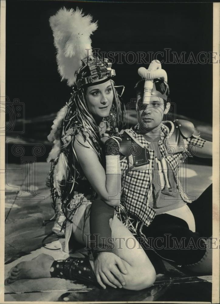 1984 Press Photo Tim Ranson &amp; Constance Mayer in The Amazon Queen - mjc10477 - Historic Images