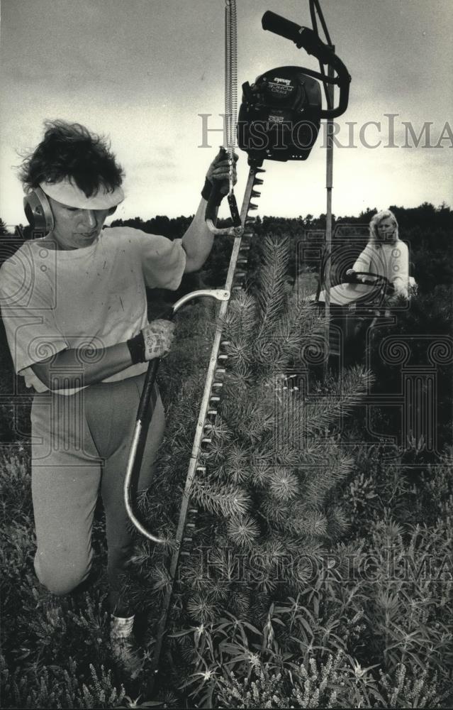 1991 Press Photo Cheryl and Carrie Jochman, Holiday Creek Tree Farm, Plover - Historic Images