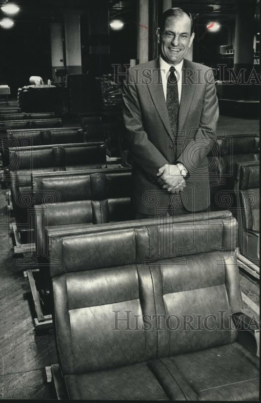 1989 Press Photo Dean Treptow, of Cedarburg, helped start Artcraft Industries - Historic Images